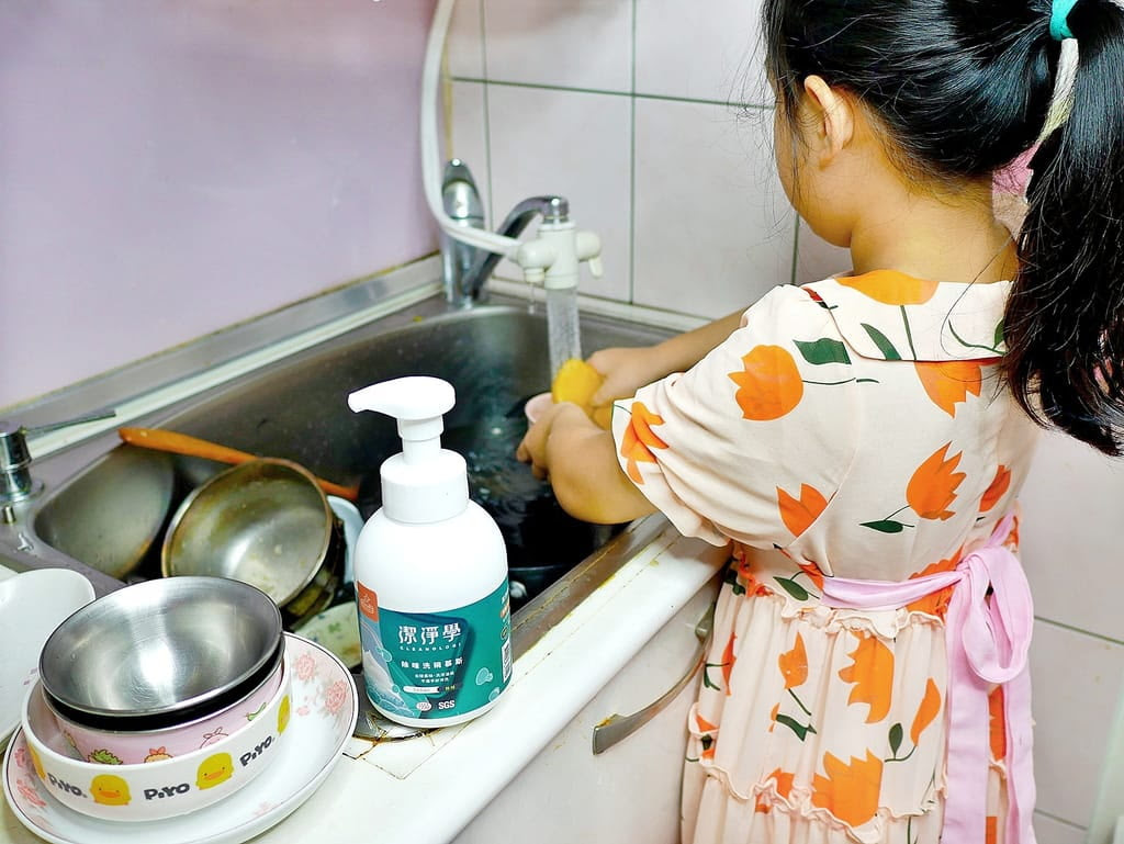 潔淨學除味清潔慕斯,採用歐盟有機認證APG無毒界面活性劑,不傷手不刺鼻讓大人小孩都能輕鬆洗。