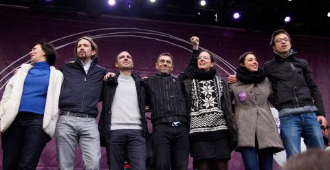 Los líderes de Podemos saludan a los asistentes a la manifestación convocada por el partido en Madrid. _JAIRO VARGAS