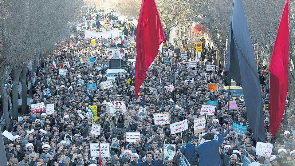 Miles de iraníes se manifiestan en favor del régimen ayer tras las protestas de esta semana.