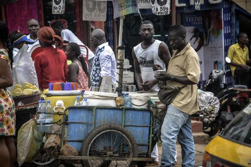 Un vendeur de rue vend de l'eau à Yaoundé, le 27 avril 2015 © Reinnier Kaze AFP