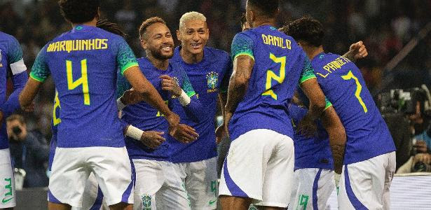 Com Neymar e Richarlison, jogadores da seleção brasileira comemoram gol contra a Tunísia