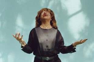 Tina Turner llevaba una década retirada de los escenarios cuando un musical sobre su vida la volvió a poner en contacto con su extensa trayectoria