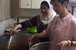 La familia musulmana que alimenta a españoles 'sin techo' en uno de los barrios más pobres de España