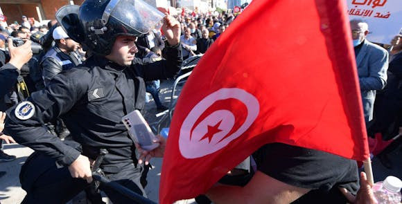 TUNISIE : « TOUS LES RISQUES DE LA DICTATURE SONT RÉUNIS »