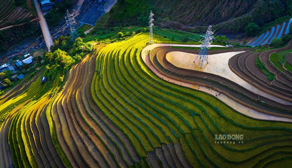 Cảnh nơi đây kỳ thực là những món quà kỳ vĩ vào mùa hạ dành cho những người yêu thích cảnh vật, thiên nhiên, sự kiến tạo tuyệt vời của tạo hóa. Và gương mặt ngây thơ của những đứa trẻ vùng cao cũng là những điểm nhấn thú vị tại nơi này.