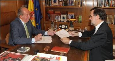 Fotografía publicada por la Casa Real en Twitter el momento en el que el rey entrega a Rajoy el documento de su intención de abdicar.