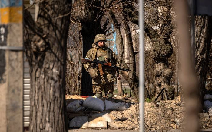 Un soldado ucraniano hace guardia, ayer, en la ciudad de Severodonetsk, región de Donbass.