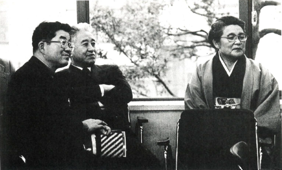 (L to R) Noriyuki Nakayama 7-dan, Suzuki Goro 8-dan, and Suzuki Tsuna
5-dan at a party at the Nihon Ki-in to celebrate Nakayama’s promotion
to 5-dan in 1981