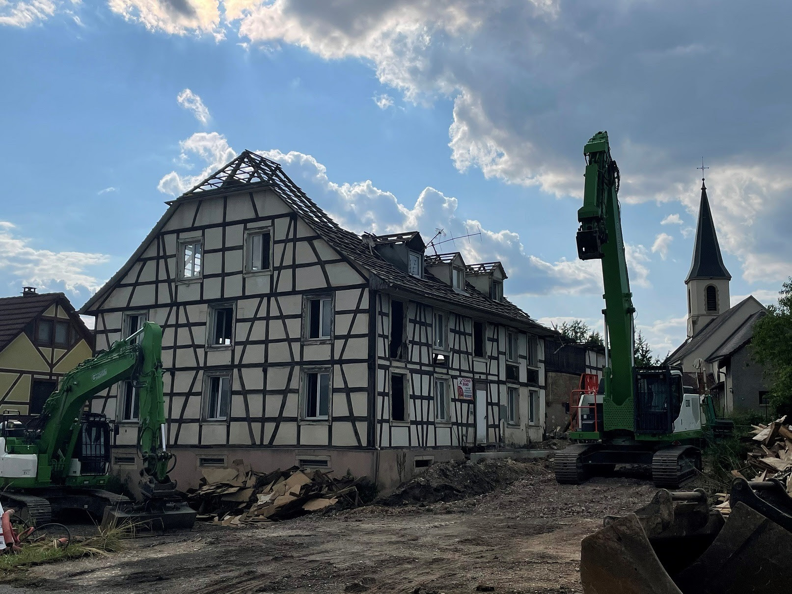 Démolition d'une maison à Roppentzwiller