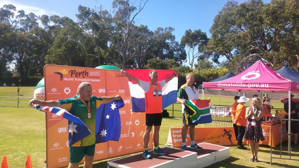 Willem Heinis staat in Perth op het hoogste podium. Rechts naast hem met zilver zijn grote concurrent uit Zuid-Afrika Mark Agnew.