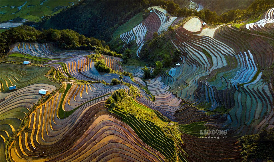 Nhằm quảng bá du lịch cũng như vẻ đẹp ruộng bậc thang, hàng năm huyện Mù Cang Chải tổ chức các hoạt động du lịch “mùa nước đổ” thu hút đông đảo du khách đến với vùng cao nơi đây.