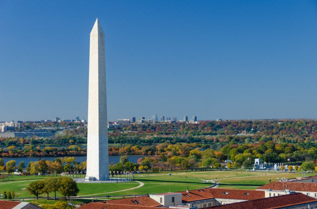 Đài tưởng niệm Washington, Mỹ: Du khách không hề biết có một cửa bí mật ngay sát trên đỉnh của công trình nổi tiếng này. Từ đây, các công nhân có thể trượt theo dây để vệ sinh hay bảo dưỡng công trình.