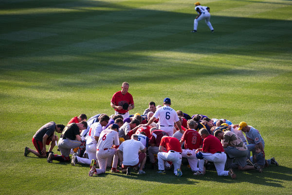Steve Garvey, a former major league star, led a prayer before the congressional baseball game in Washington on Thursday.