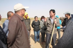 Liu Hongyi trabaja con los pobladores de Alshaa