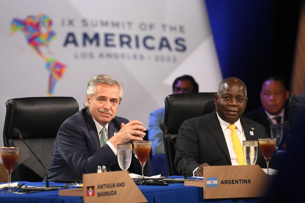 Alberto Fernández junto al Primer Ministro de Bahamas, Philip Davis, durante el almuerzo servido por Joseph Biden en la Cumbre de las Américas