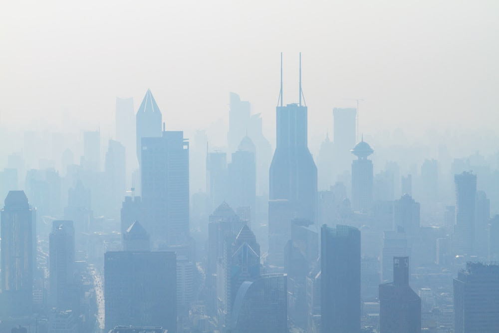 veduta aerea di grattacieli coperti di fumo