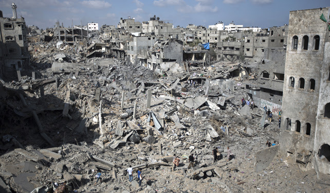 Imagen de los escombros de edificios y viviendas en el barrio residencial de la ciudad de Gaza Shejaiya destruidas.- AFP