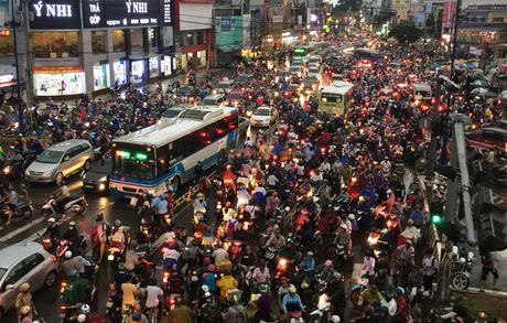 TPHCM: Ket xe khung khiep o cua ngo Sai Gon - Anh 6