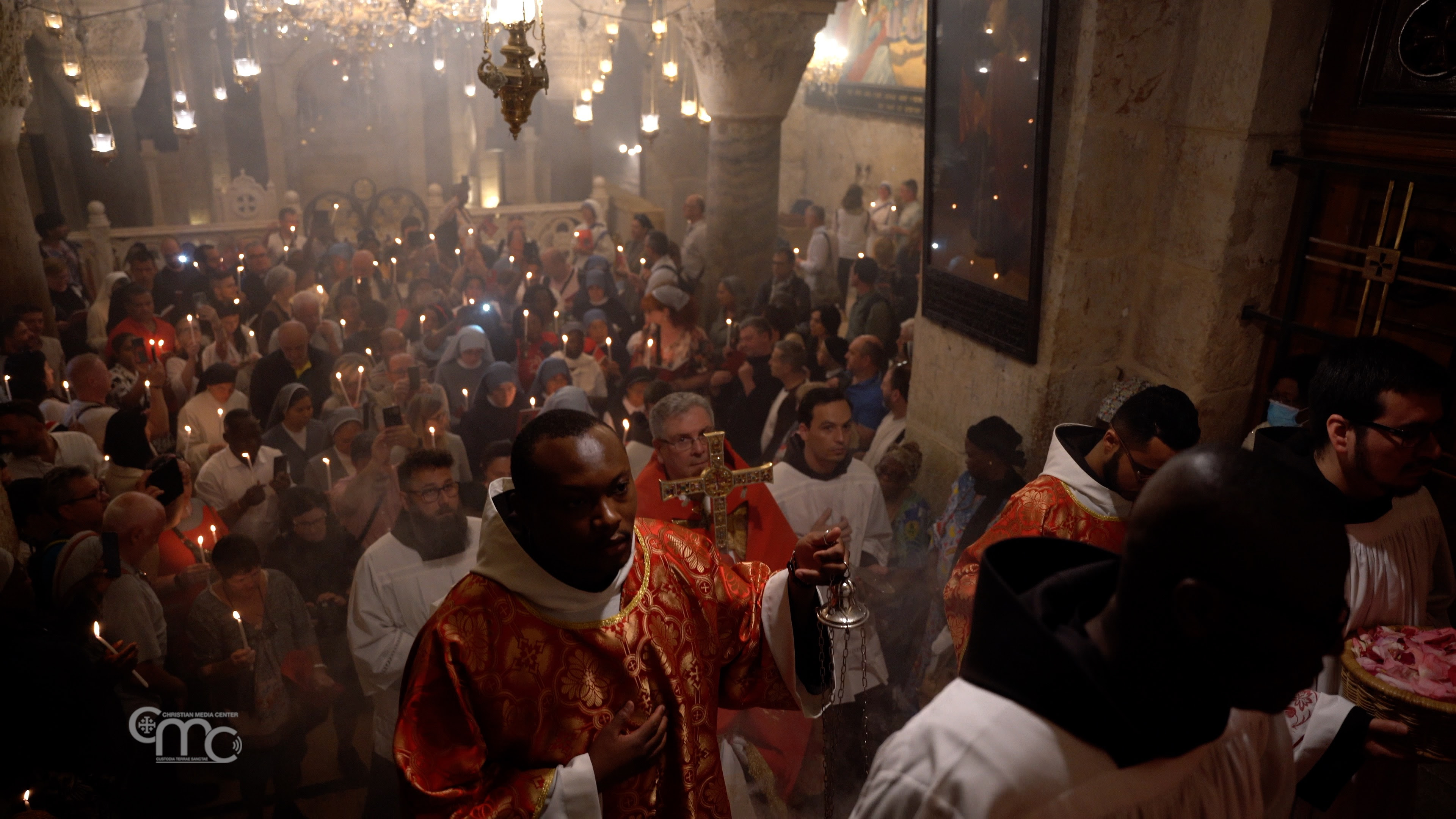 La Vera Cruz y la necesidad de salvación. Miles de personas en el Santo Sepulcro