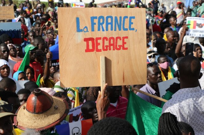 Une manifestation antifrançaise à Bamako au Mali le 22 septembre 2020. © Stringer/Anadolu/AFP