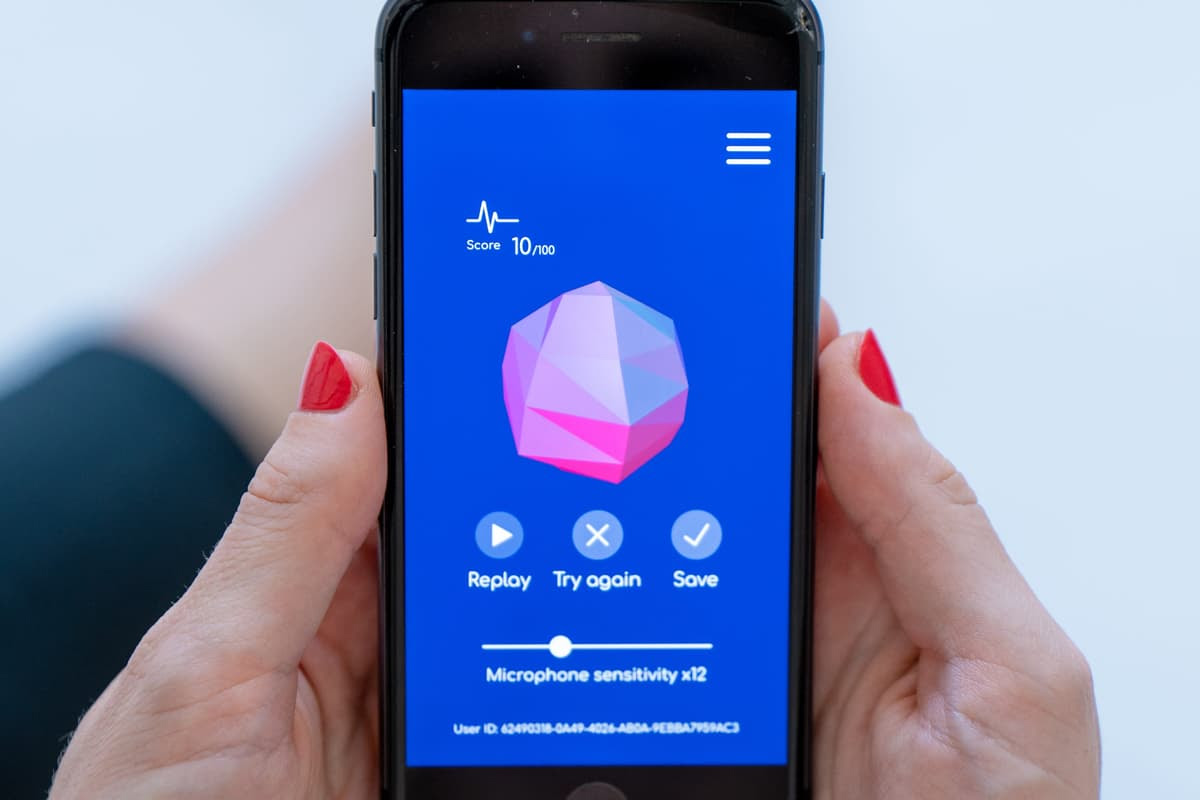 The Echoes app captures recordings of a user's heartbeat through the smartphone's microphone