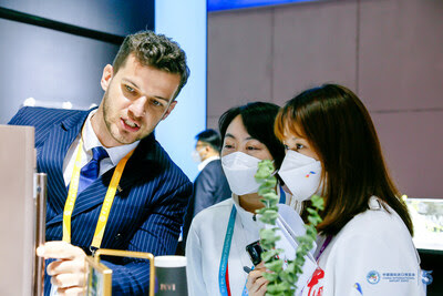 A sales representative (left) introduces products to visitors at its booth during the fifth China International Import Expo held in Shanghai from A sales representative (left) introduces products to visitors at its booth during the fifth China International Import Expo held in Shanghai from Nov 5-10, 2022Nov 5-10, 2022