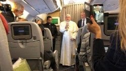 Papa Francesco e i giornalisti sul volo verso il Canada