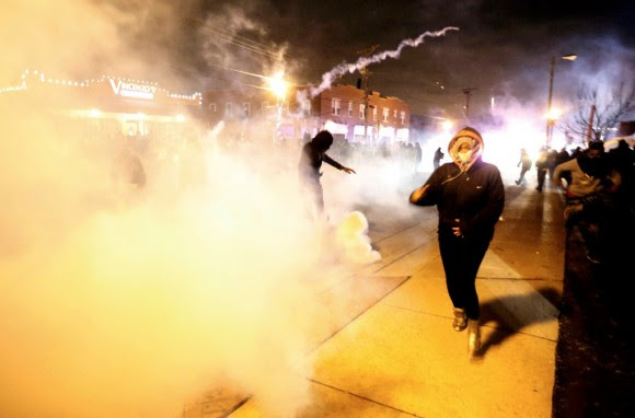 Estallan protestas en Ferguson18