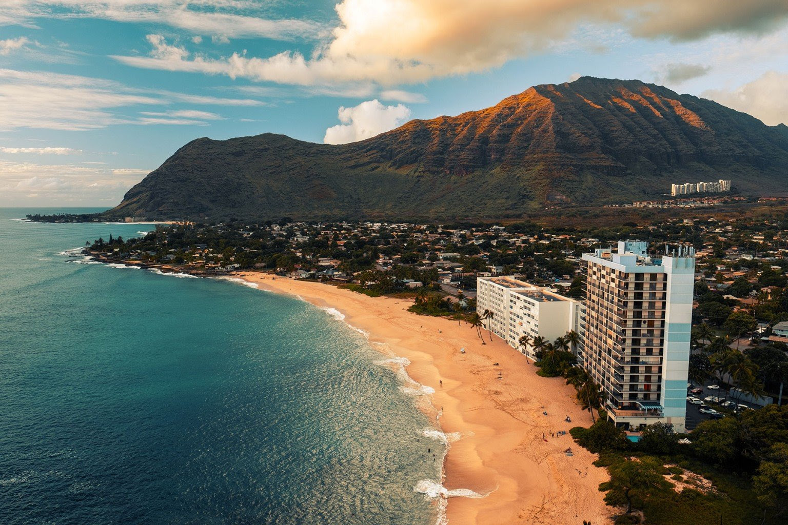 Condos along the west shorelines of Makaha on Oʻahu. | Photo: Getty Images