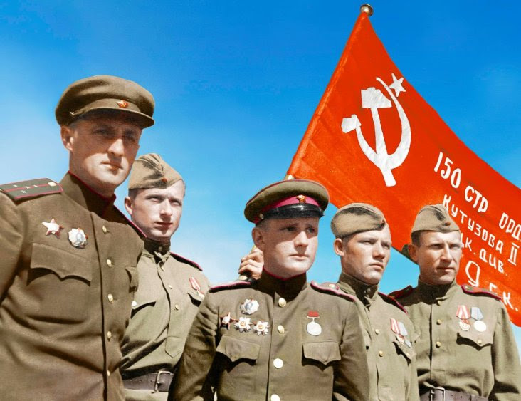 La inscripción en cirílico significa: División 150ª de rifles, Orden de Kutúzov de segunda clase, división de Idritsa, 79º cuerpo de rifles, 3º ejército de choque, 1º frente bielorruso.