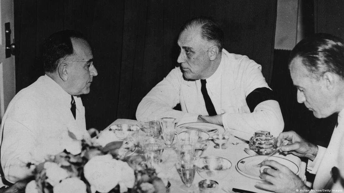 Presidentes Getúlio Vargas (esq.,) e Franklin D Roosevelt em foto de 1943