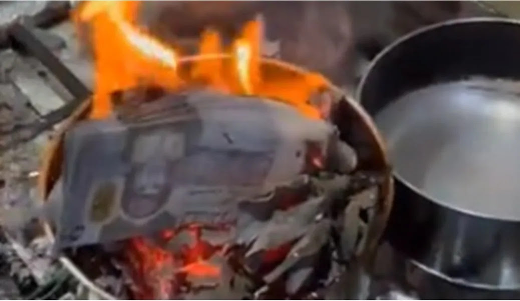 فيديو صادم.. شخص يحرق مبالغ طائلة في إناء طبخ بدولة خليجية