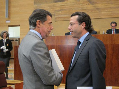 El consejero de Sanidad madrilño, Francisco Javier Fernández Lasquetty, con el presidente autonómico, Ignacio González.