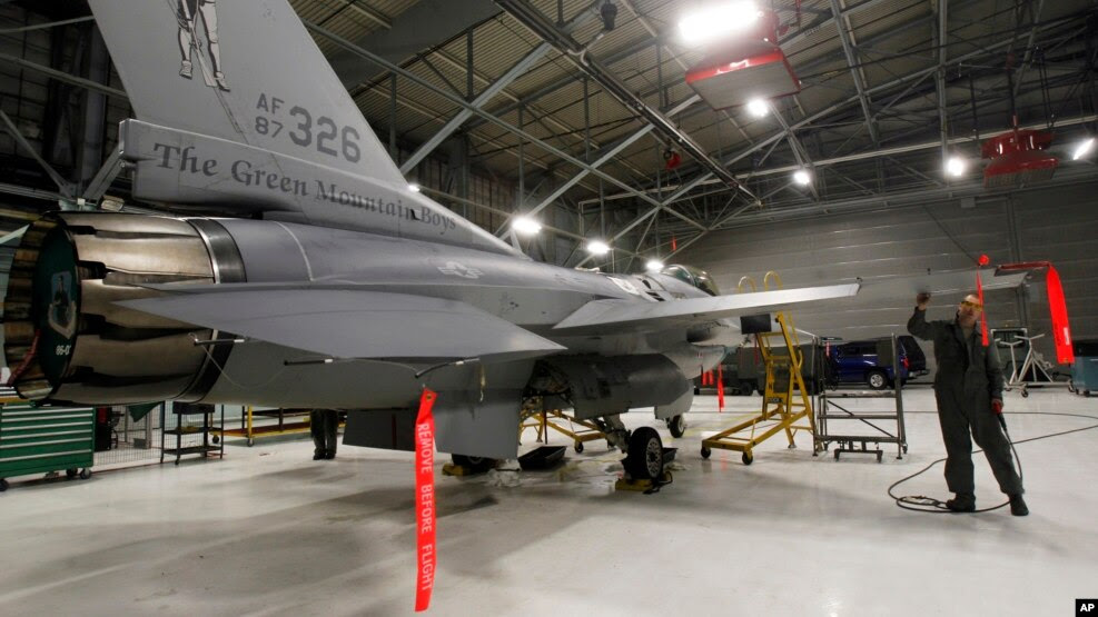 Tư liệu - Chiến đấu cơ F16 của Mỹ trong một nhà chứa máy bay tại South Burlington, bang Vermont, ngày 17 tháng 12 năm 2012. 