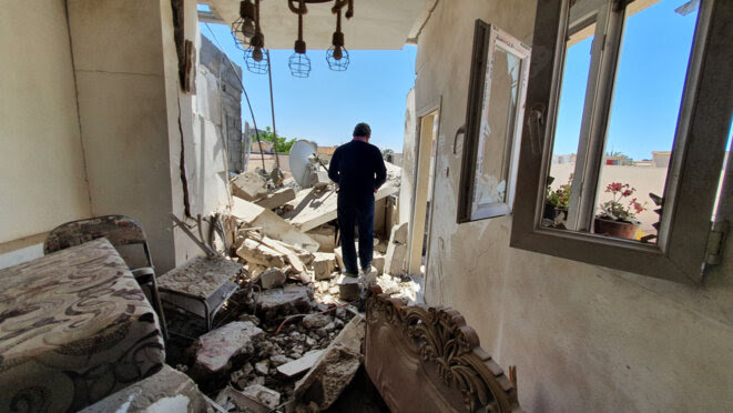 Dans les ruines d'un bâtiment détruit après les affrontements dans un quartier de Tripoli, le 1er mai 2020 © Mahmud TURKIA / AFP