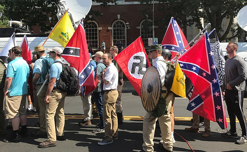 Supremacista blancos y neonazis marchando en Charlottesville, Virginia en 2017. Foto: Wikimedia Commons