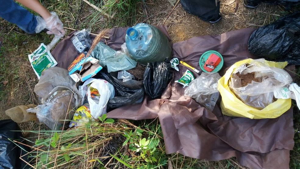 Garrafas PET, adubo e veneno achados juntos com plantação de maconha na UnB — Foto: Polícia Civil/Divulgação