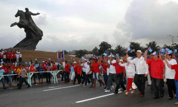 Miguel Díaz-Canel Bermúdez (D), miembro del Buró Político del Comité Central del Partido Comunista de Cuba (BP CC PCC), y Primer Vicepresidente de los Consejos de Estado y de Ministros, junto a Lázaro Expósito Canto (I), Primer Secretario del PCC en la provincia, y otros miembros del partido y el gobierno provincial, encabezan el Desfile por el Primero de Mayo, Día del Proletariado Mundial, en la Plaza de la Revolución Antonio Maceo, en Santiago de Cuba, el 1ro. de mayo de 2015. AIN FOTO/Miguel RUBIERA JUSTIZ/