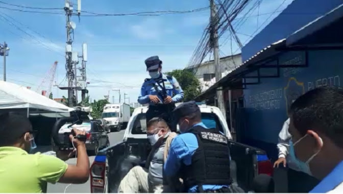 Periodista capturado: Me detienen  porque ando cubriendo las noticias de las cosas malas que la policía hace