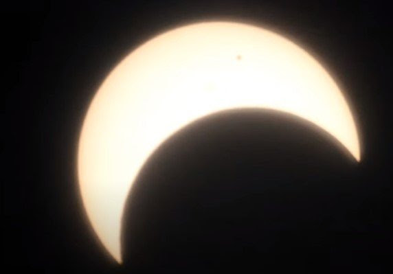Imagem colorida de um eclipse em 14 de outubro de 2023, observado do Brasil - Metrópoles