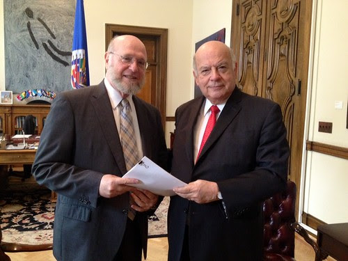 Ambassador of the Dominican Republic to the OAS Delivers Law 169-14 to Secretary General Insulza
