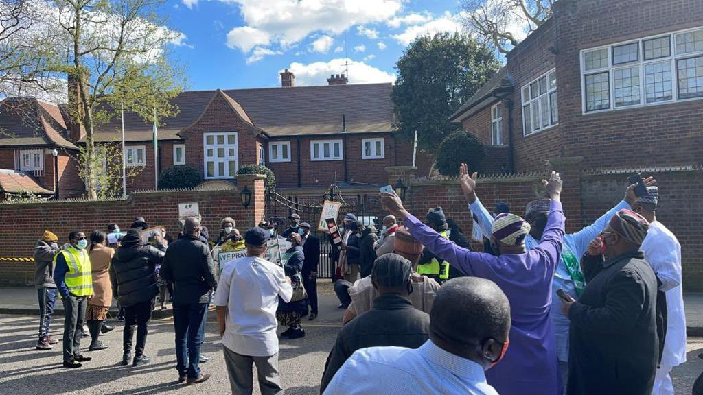 Presidential aide, Garba Shehu, shares photos and videos of Nigerians staging pro-Buhari protest at the Abuja house in the UK