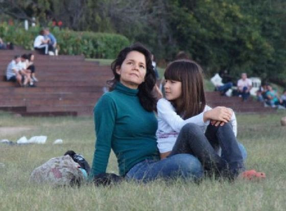 Fausta Cristina, mãe de Milena, sua terceira filha que possui autismo, hoje com 8 anos.