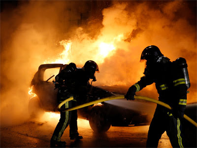 Bomberos apagan las llamas de algunos coches incendiados en Lille. REUTERS/Pascal Rossignol