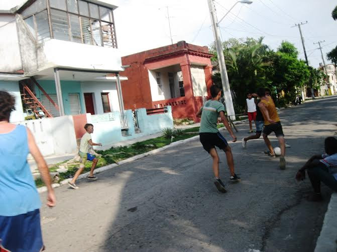 Jugando al fútbol (foto del autor)