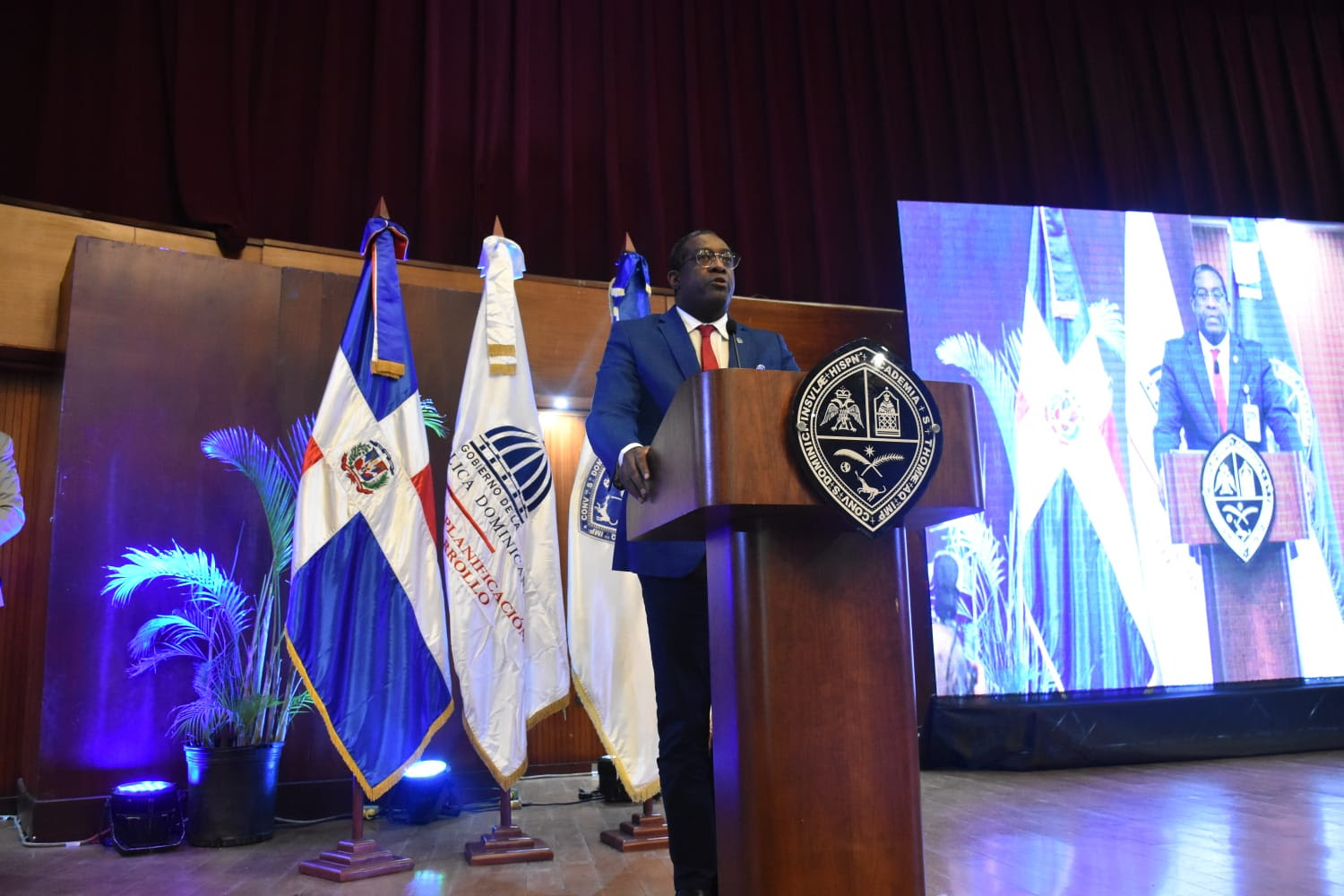 El vicedecano de la Facultad de Ciencias Económicas y Sociales de la Universidad Autónoma de Santo Domingo, Antonio Ciriaco, pronuncia palabras de bienvenida de la actividad en el Aula Magna.