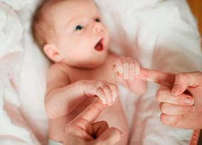 Los reflejos del bebé: descubre para qué sirven sus 'poderes'