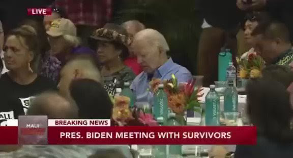 مقطع فيديو يظهر الرئيس الأمريكي جو بايدن وهو نائم خلال لقاء مع ناجين من حرائق جزيرة ماوي