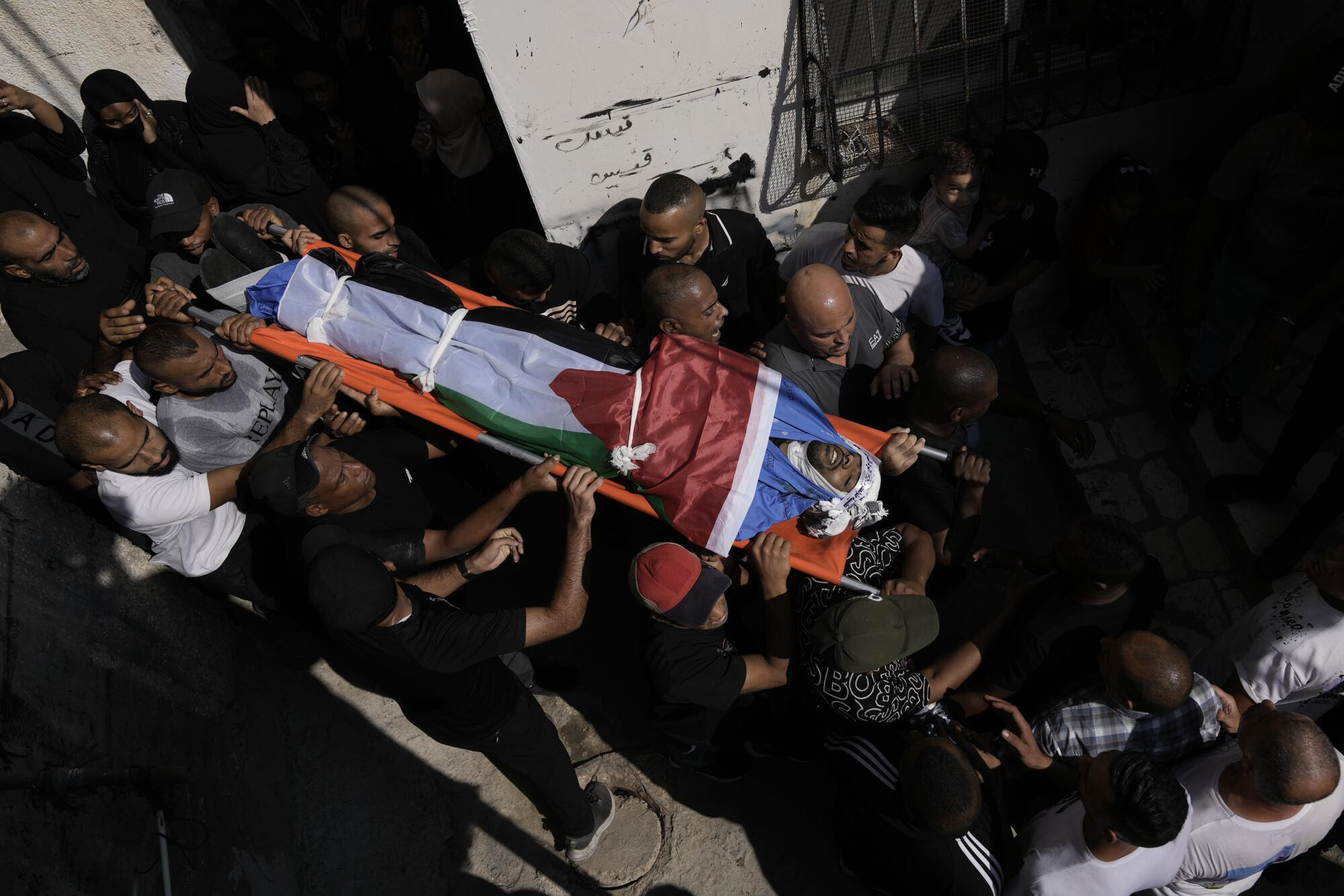 Palestinos cargan el cuerpo de un hombre durante un funeral en Cisjordania.