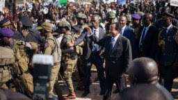 Paul Biya salue des partisans lors d'un meeting dans un stade de Maroua, dans l'Extrême-Nord, Cameroun, le 29 septembre 2018.